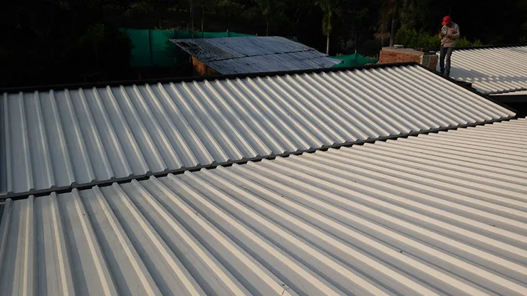 Beneficios Técnicos del Uso de Paneles Aislados Easypanel en Naves Industriales